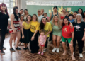 Voluntários do Grupo Geração Solidária com crianças em atividades na festa do Dia das Crianças no Tatuquara.