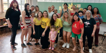 Voluntários do Grupo Geração Solidária com crianças em atividades na festa do Dia das Crianças no Tatuquara.