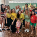 Voluntários do Grupo Geração Solidária com crianças em atividades na festa do Dia das Crianças no Tatuquara.