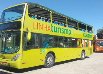 Ônibus double-decker da Linha Turismo em Curitiba, com vista panorâmica do alto