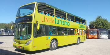 Ônibus double-decker da Linha Turismo em Curitiba, com vista panorâmica do alto