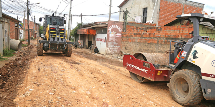 Obras de escavação e pavimentação em uma das ruas do Bairro Caximba, em Curitiba, mostrando a implantação de nova drenagem, asfalto e calçadas.