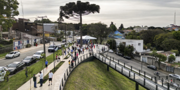 Estrutura metálica moderna do Novo Mirante da Praça de Barcelona, no bairro Vista Alegre em Curitiba, com a vista da cidade ao fundo.