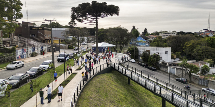 Estrutura metálica moderna do Novo Mirante da Praça de Barcelona, no bairro Vista Alegre em Curitiba, com a vista da cidade ao fundo.