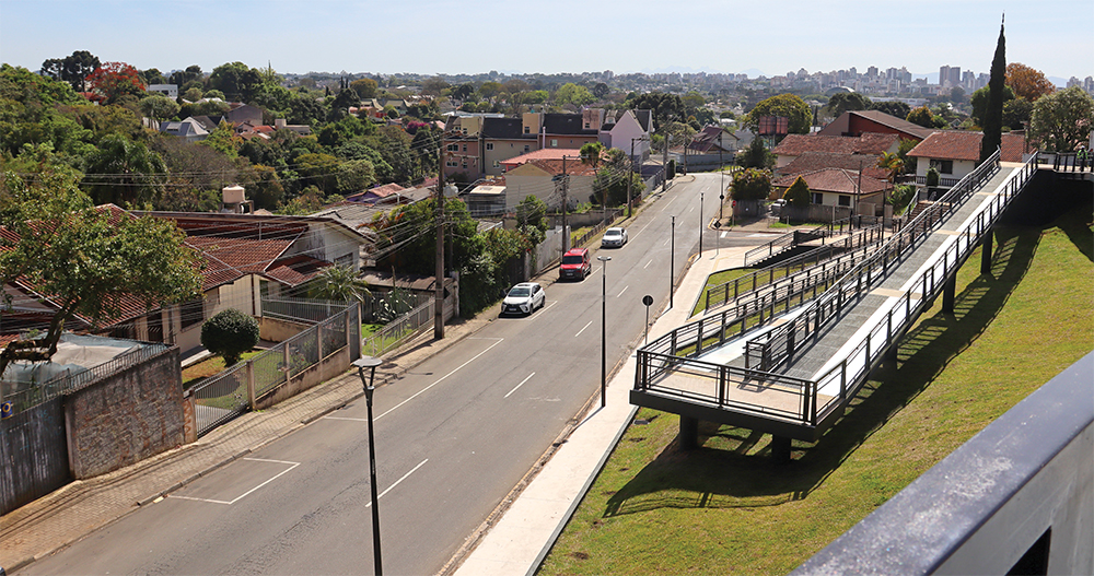 Estrutura metálica moderna do Novo Mirante da Praça de Barcelona, no bairro Vista Alegre em Curitiba, com a vista da cidade ao fundo.