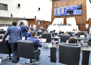 Sessão plenária da Assembleia Legislativa do Paraná, com deputados em votação que aprovou o Programa Regulariza Paraná e a CNH Social.