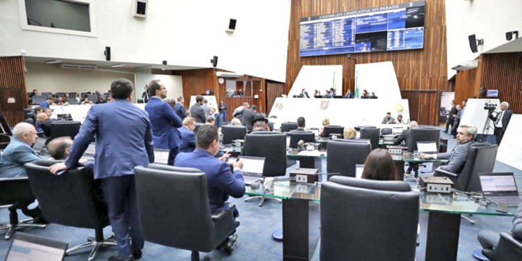 Sessão plenária da Assembleia Legislativa do Paraná, com deputados em votação que aprovou o Programa Regulariza Paraná e a CNH Social.