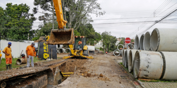 Obras de macrodrenagem e novo asfalto na Rua Tenente Antônio Pupo, no bairro Xaxim.