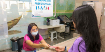 Símbolo da borboleta roxa para fibromialgia em placa de atendimento preferencial no Paraná.