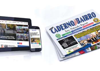 Jornal impresso em uma mão e smartphone na outra, simbolizando o valor e a união da imprensa tradicional e digital.