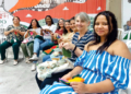 Mulheres voluntárias reunidas em Curitiba fazendo crochê para o projeto da árvore de Natal colaborativa da ONG Lucianas e Marias.