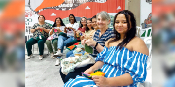 Mulheres voluntárias reunidas em Curitiba fazendo crochê para o projeto da árvore de Natal colaborativa da ONG Lucianas e Marias.