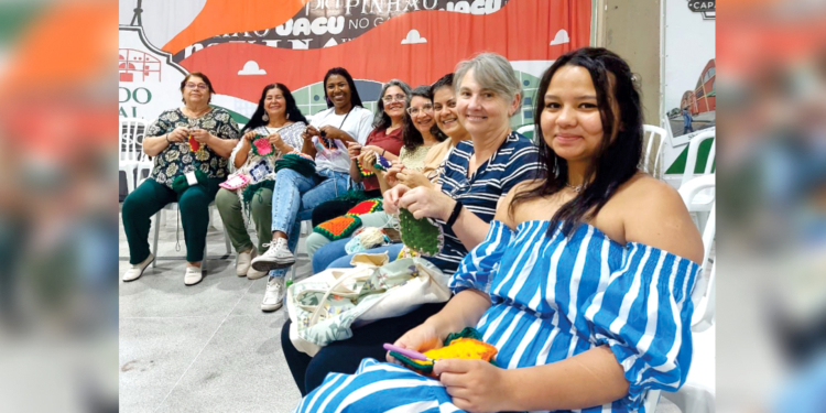 Mulheres voluntárias reunidas em Curitiba fazendo crochê para o projeto da árvore de Natal colaborativa da ONG Lucianas e Marias.