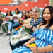 Mulheres voluntárias reunidas em Curitiba fazendo crochê para o projeto da árvore de Natal colaborativa da ONG Lucianas e Marias.