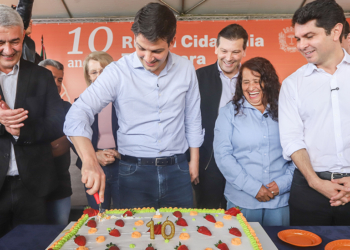 O prefeito Eduardo Pimentel, acompanhado do administrador da Regional Tatuquara, Marcelo Ferraz, e demais autoridades, prestigia o aniversário de 10 anos da regional. Curitiba, 13/11/2025. Foto: Ricardo Marajó/SMCS