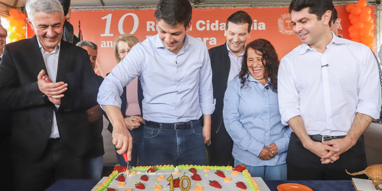 O prefeito Eduardo Pimentel, acompanhado do administrador da Regional Tatuquara, Marcelo Ferraz, e demais autoridades, prestigia o aniversário de 10 anos da regional. Curitiba, 13/11/2025. Foto: Ricardo Marajó/SMCS