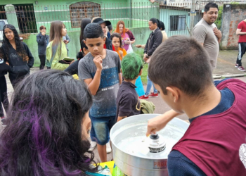 Crianças participando de atividades educativas ou de lazer em oficina da Associação Vovô Vitorino, no Tatuquara.