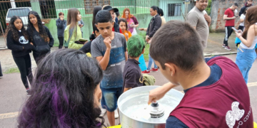 Crianças participando de atividades educativas ou de lazer em oficina da Associação Vovô Vitorino, no Tatuquara.