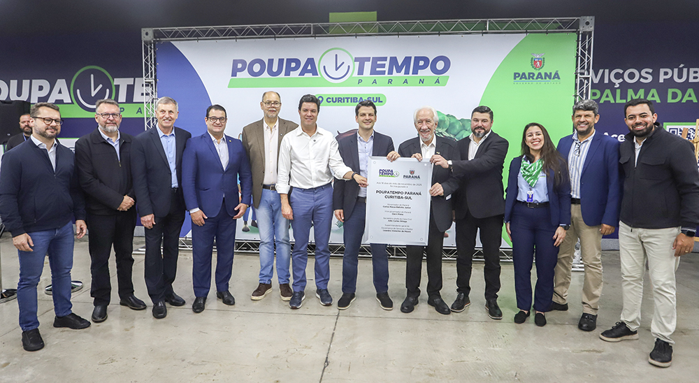 O Prefeito Eduardo Pimentel e autoridades estaduais na inauguração da segunda unidade do Poupatempo no bairro Xaxim, Curitiba.