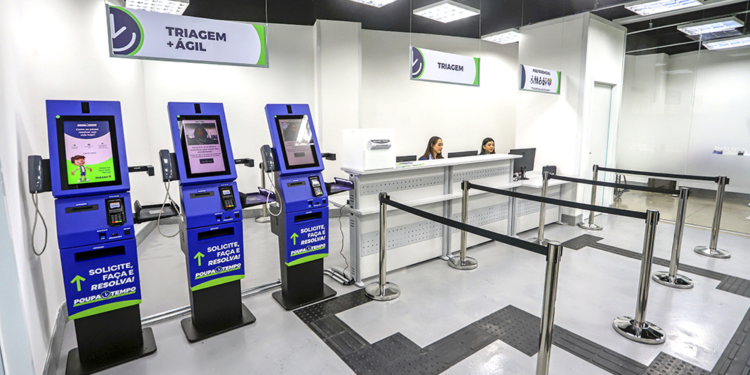 O prefeito Eduardo Pimentel participa da inauguração do Poupatempo no Park Shopping Boulevard. Curitiba, 18/11/2025. Foto: Ricardo Marajó/SECOM