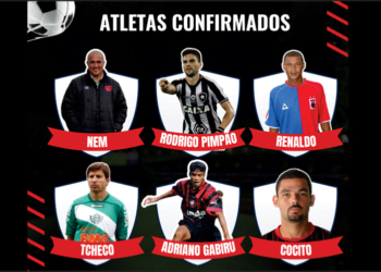 Jogadores históricos do futebol paranaense reunidos em campo para o jogo beneficente Bola pra Frente na Arena da Baixada.