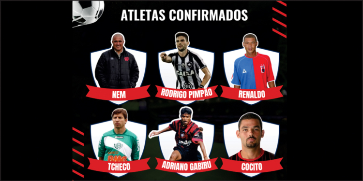 Jogadores históricos do futebol paranaense reunidos em campo para o jogo beneficente Bola pra Frente na Arena da Baixada.