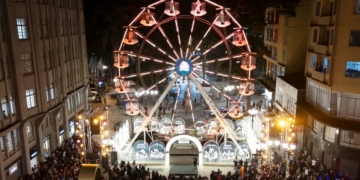 Decoração e iluminação de Natal no centro de Curitiba, com destaque para as luzes na Rua XV de Novembro.