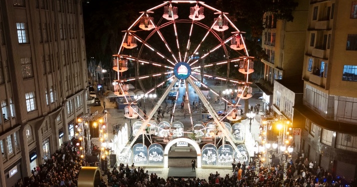 Decoração e iluminação de Natal no centro de Curitiba, com destaque para as luzes na Rua XV de Novembro.