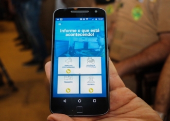 Tela de celular mostrando o aplicativo 190 PR da Polícia Militar, simbolizando a segurança digital e o fácil acesso às forças policiais.