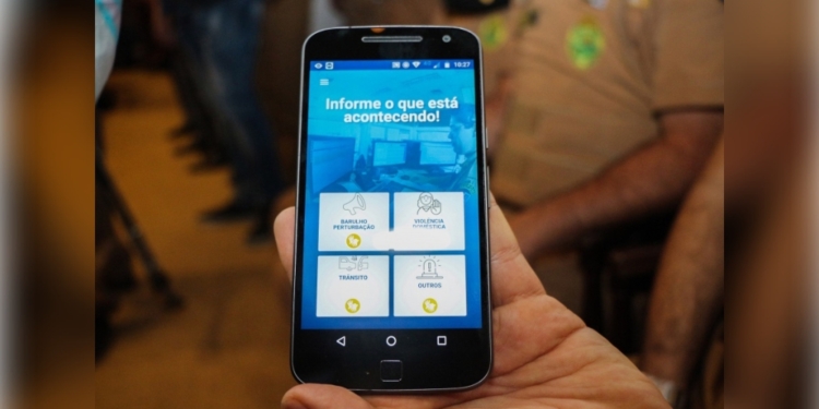 Tela de celular mostrando o aplicativo 190 PR da Polícia Militar, simbolizando a segurança digital e o fácil acesso às forças policiais.