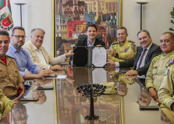 Prefeito Eduardo Pimentel assina a doação de terreno para o Posto do Corpo de Bombeiros na Regional Tatuquara.