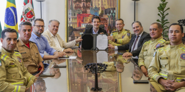 Prefeito Eduardo Pimentel assina a doação de terreno para o Posto do Corpo de Bombeiros na Regional Tatuquara.