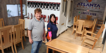 Fernande e Ana Lúcia Valandro, proprietários da Atlanta Madeiras no Xaxim, ao lado de móveis de madeiras nobres.