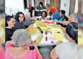 Grupo de idosos reunidos durante o Café com Artesanato na Unidade de Saúde Dom Bosco, Campo de Santana.