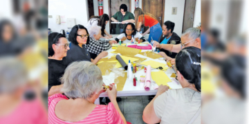 Grupo de idosos reunidos durante o Café com Artesanato na Unidade de Saúde Dom Bosco, Campo de Santana.