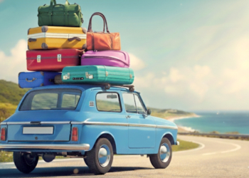 Família viajando de carro em estrada movimentada durante o feriado de final de ano.