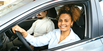 Pessoa aprendendo a dirigir, facilidade e economia das novas regras.