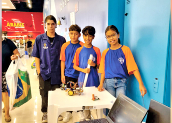 Alunos de robótica no Instituto FORJA, em Campo de Santana.