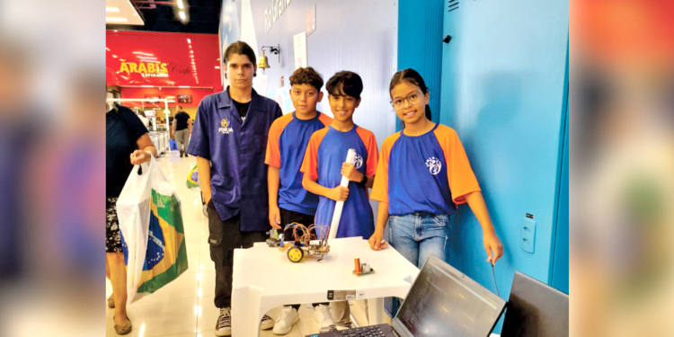Alunos de robótica no Instituto FORJA, em Campo de Santana.