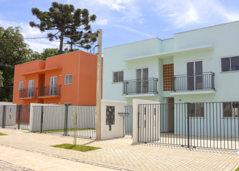 Prefeito Eduardo Pimentel entrega as chaves da casa própria para famílias do Caximba durante evento natalino de 2025.