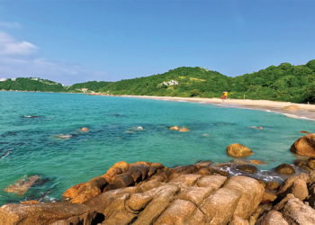 Vista panorâmica da praia de Governador Celso Ramos, Santa Catarina, destacada no canal Descubra a Cidade.