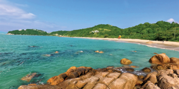 Vista panorâmica da praia de Governador Celso Ramos, Santa Catarina, destacada no canal Descubra a Cidade.