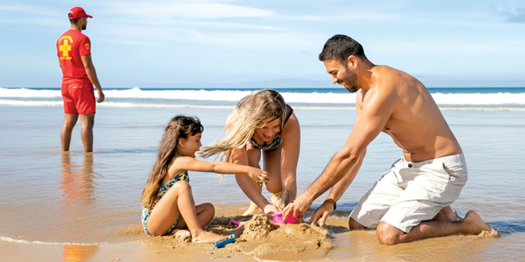 Guarda-Vidas do Corpo de Bombeiros do Paraná com colete e boia de salvamento em alerta na praia.