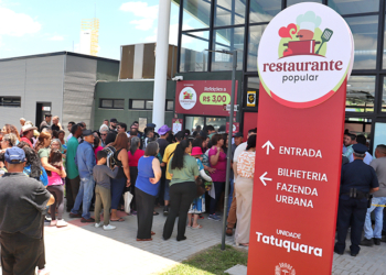Prefeito Eduardo Pimentel em evento festivo de inauguração do Restaurante Popular do Tatuquara.