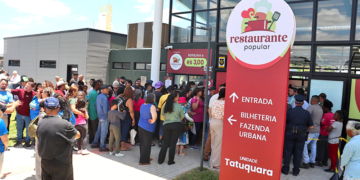 Prefeito Eduardo Pimentel em evento festivo de inauguração do Restaurante Popular do Tatuquara.