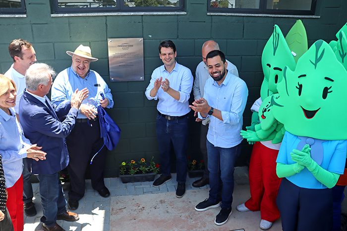 Prefeito Eduardo Pimentel em evento festivo de inauguração do Restaurante Popular do Tatuquara.