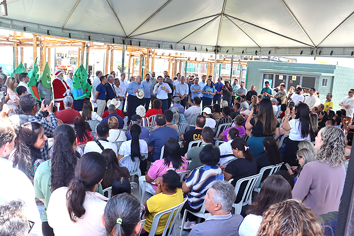 Prefeito Eduardo Pimentel em evento festivo de inauguração do Restaurante Popular do Tatuquara.