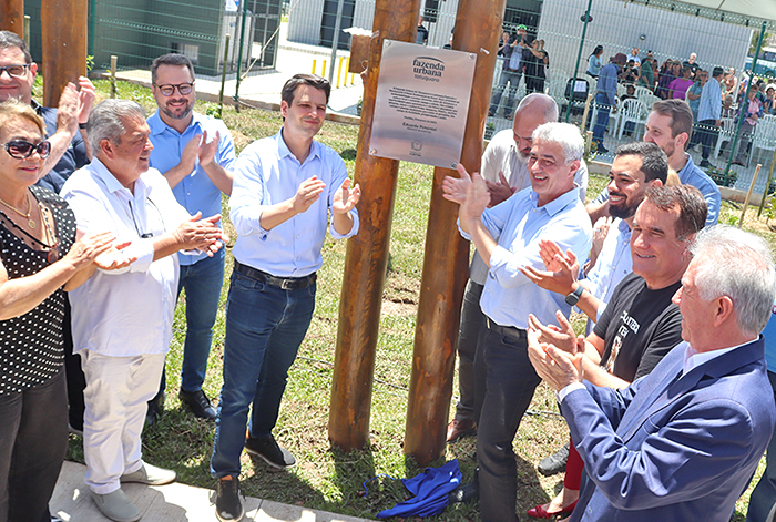 Prefeito Eduardo Pimentel em evento festivo de inauguração do Restaurante Popular do Tatuquara.