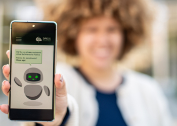 Smartphone exibindo a interface do aplicativo Luna da Defensoria Pública do Paraná para agendamento jurídico.