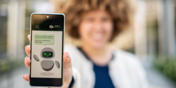 Smartphone exibindo a interface do aplicativo Luna da Defensoria Pública do Paraná para agendamento jurídico.